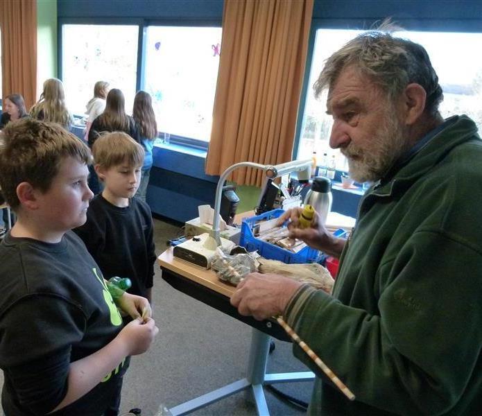 Der Archäologe Lothar Breinl begeisterte die Realschüler mit seinem Wissen über die Steinzeit.