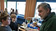 Der Archäologe Lothar Breinl begeisterte die Realschüler mit seinem Wissen über die Steinzeit.