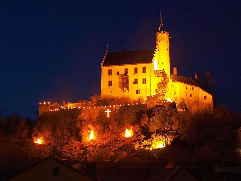 Burg Gößweinstein im Lichterglanz. Die urkundliche Ersterwähnung der Burg Gößweinstein im Jahre 1076 ist Anlass für das 950-Jährige Festjahrjubiläum 2026.