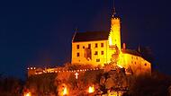 Burg Gößweinstein im Lichterglanz. Die urkundliche Ersterwähnung der Burg Gößweinstein im Jahre 1076 ist Anlass für das 950-Jährige Festjahrjubiläum 2026.