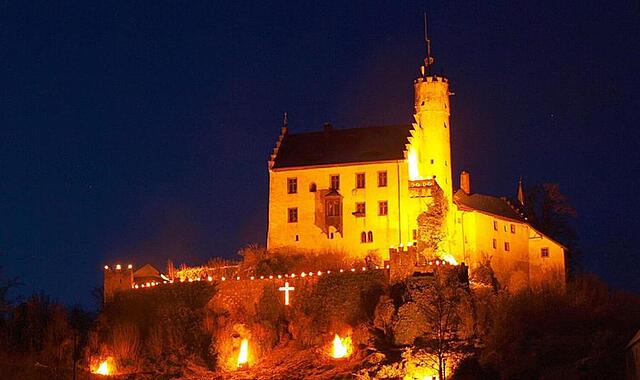 Burg Gößweinstein im Lichterglanz. Die urkundliche Ersterwähnung der Burg Gößweinstein im Jahre 1076 ist Anlass für das 950-Jährige Festjahrjubiläum 2026.