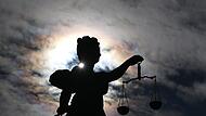 Justitia im Gegenlicht in Frankfurt am Main