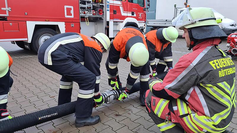 Quereinsteiger üben das Kuppeln einer Saugleitung.