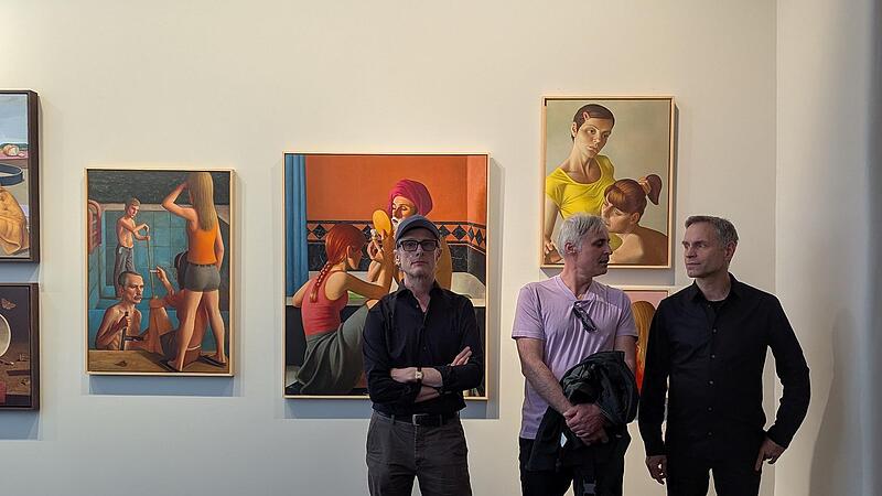 Jan D&ouml;rre, Falk Gernegro&szlig; und Matthias Ludwig im M&uuml;nzmeisterhaus. Im Hintergrund Werke der drei K&uuml;nstler.