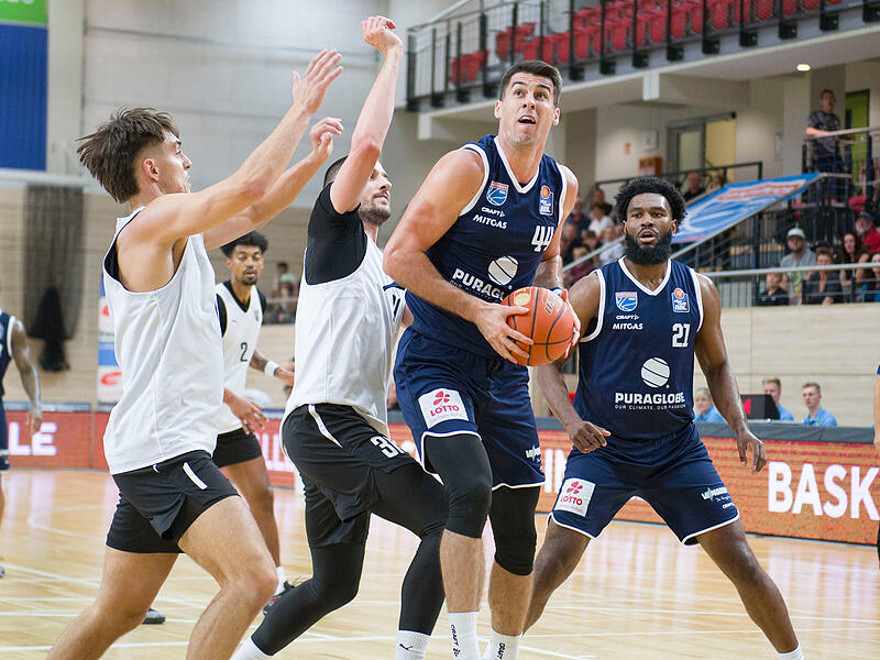 Im Testspiel vor zwei Monaten hatte der Mitteldeutsche BC um Center Jure Planinic (mit Ball, aktuell mit Gesichtsmaske) gegen die Bamberger um Zach Ensminger und Daniel Keppeler klar das Nachsehen. Aktuell spricht die Form für Weißenfels.