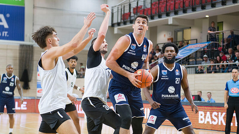 Im Testspiel vor zwei Monaten hatte der Mitteldeutsche BC um Center Jure Planinic (mit Ball, aktuell mit Gesichtsmaske) gegen die Bamberger um Zach Ensminger und Daniel Keppeler klar das Nachsehen. Aktuell spricht die Form f&uuml;r Wei&szlig;enfels.