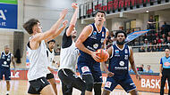 Im Testspiel vor zwei Monaten hatte der Mitteldeutsche BC um Center Jure Planinic (mit Ball, aktuell mit Gesichtsmaske) gegen die Bamberger um Zach Ensminger und Daniel Keppeler klar das Nachsehen. Aktuell spricht die Form für Weißenfels.