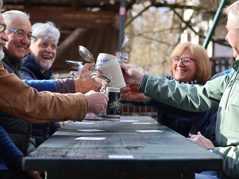 F&uuml;r den Stammtisch des Schaufel-Kellers ist Hilde Schaufel die treue Seele des Kellerwalds.
