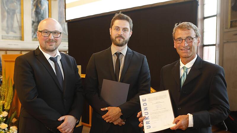 Anerkennung für hartnäckige Recherche in Sachen Rathaus-Affäre: Michael Wehner, Sebastian Schanz und Micho Haller (v.r.) freuen sich über den Wächterpreis. Anerkennung für hartnäckige Recherche in Sachen Rathaus-Affäre: Michael Wehner, Sebastian Schanz und Micho Haller (v.r.) freuen sich über den Wächterpreis.