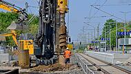 Aufwändige Spundwand-Arbeiten verzögern aktuell den Zeitplan.