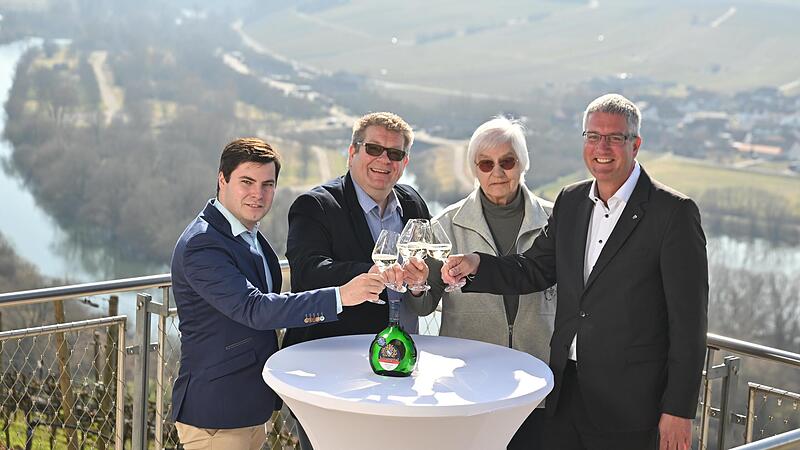 Auf den Neuanfang auf der Vogelsburg sto&szlig;en an (von links): Roman M&uuml;ller und Uwe Rossburger von der R+F Hotel- und Restaurantbetriebsgesellschaft aus N&uuml;rnberg mit Schwester Hedwig Mayer und Karsten Eck, Leiter der Stiftung Juliusspital W&uuml;rzburg.