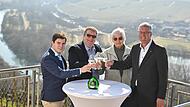 Auf den Neuanfang auf der Vogelsburg sto&szlig;en an (von links): Roman M&uuml;ller und Uwe Rossburger von der R+F Hotel- und Restaurantbetriebsgesellschaft aus N&uuml;rnberg mit Schwester Hedwig Mayer und Karsten Eck, Leiter der Stiftung Juliusspital W&uuml;rzburg.