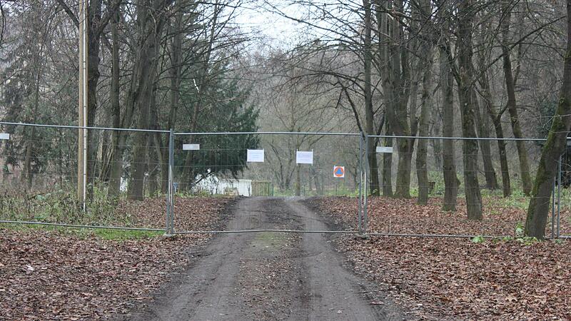 In der Einfahrt zur „alternativen Schule“ in Eltersdorf verhindert eine Bauzaun das Betreten des Geländes. In der Einfahrt zur „alternativen Schule“ in Eltersdorf verhindert eine Bauzaun das Betreten des Geländes.