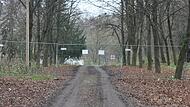 In der Einfahrt zur „alternativen Schule“ in Eltersdorf verhindert eine Bauzaun das Betreten des Geländes.