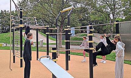 Die Mittelschülerinnen messen ihre Kräfte im Mehrgenerationenpark in Hammelburg.Katharina Keller Die Mittelschülerinnen messen ihre Kräfte im Mehrgenerationenpark in Hammelburg.Katharina Keller