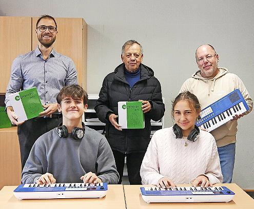 Hans Georg Keßler (hinten Mitte) von der Stiftung übergibt die Spende an die Musikfachschaft des Jack-Steinberger-Gymnasiums. Hans Georg Keßler (hinten Mitte) von der Stiftung übergibt die Spende an die Musikfachschaft des Jack-Steinberger-Gymnasiums.