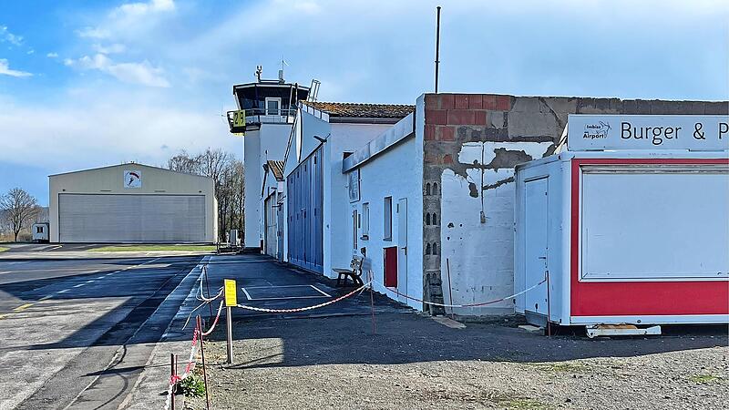 Am Verkehrslandeplatz Ha&szlig;furt wurde die alte Gastst&auml;tte abgerissen. An ihrer statt steht jetzt rechts ein Verkaufswagen mit der Aufschrift &bdquo;Airport Imbiss&ldquo;.