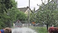 Luca Pawlas, Kira Scheit und Christopher Rest (Feuerwehr Garitz) demonstrieren das Löschen. Luca Pawlas, Kira Scheit und Christopher Rest (Feuerwehr Garitz) demonstrieren das Löschen.