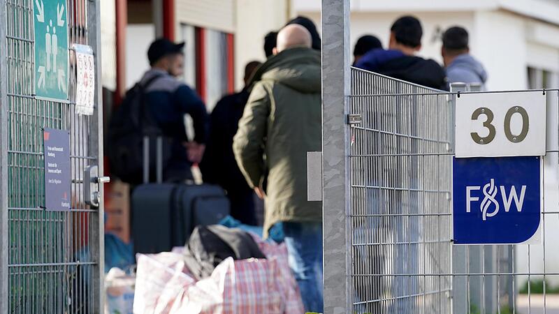 Weil sich  die Flüchtlingskrise deutschlandweit zuspitzt, muss die Politik handeln.   Über konkrete Maßnahmen gibt  es allerdings unterschiedliche Ansichten.