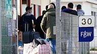 Weil sich die Flüchtlingskrise deutschlandweit zuspitzt, muss die Politik handeln. Über konkrete Maßnahmen gibt es allerdings unterschiedliche Ansichten. Weil sich die Flüchtlingskrise deutschlandweit zuspitzt, muss die Politik handeln. Über konkrete Maßnahmen gibt es allerdings unterschiedliche Ansichten.
