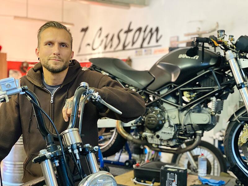 Daniel Siebenhaar mit seinen handgemachten Extrembikes in seiner Werkstatt in Tragelhöchstädt.