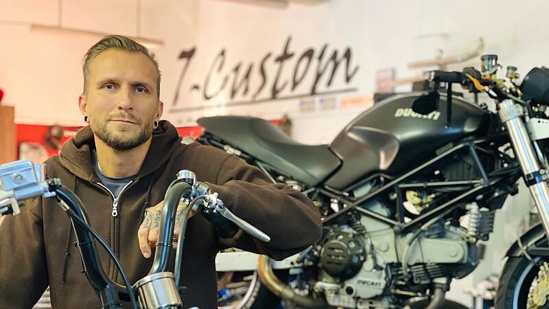 Daniel Siebenhaar mit seinen handgemachten Extrembikes in seiner Werkstatt in Tragelh&ouml;chst&auml;dt.