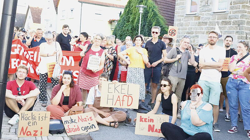 Ein breites B&uuml;ndnis gegen Rechts zeigt Flagge gegen AfD-Vize Stephan Brandner.