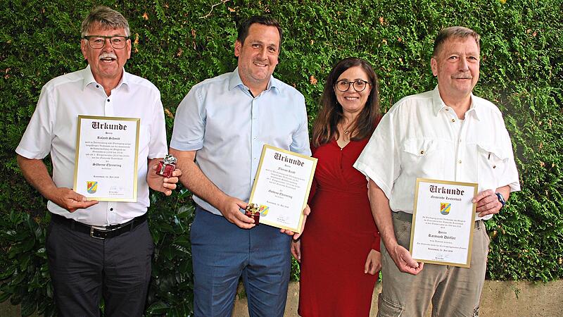 Bei der Verabschiedung in Leutenbach (v. l.): Roland Schmitt, Florian Kraft, Bürgermeisterin Ulrike Götz und Raimund Dörfler. Thomas Weichert Bei der Verabschiedung in Leutenbach (v. l.): Roland Schmitt, Florian Kraft, Bürgermeisterin Ulrike Götz und Raimund Dörfler. Thomas Weichert
