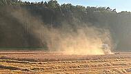 Auf den Getreidefeldern bleibt das Abernten eine staubige Angelegenheit.Forchheim & Fr&auml;nkische Schweiz