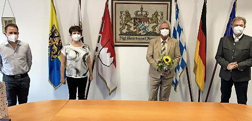 Landrat Klaus Löffler (rechts) hat Helmut Weiß in den Ruhestand verabschiedet. Mit im Bild (von links) Christian Barnickel vom Personalrat und Maria Müller von der Personalverwaltung.