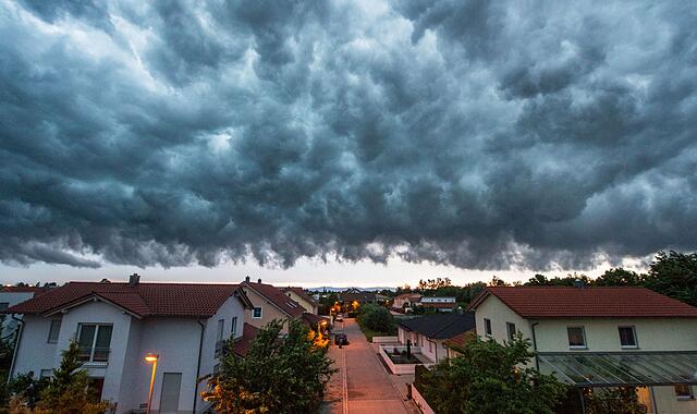 Ein Sturm über einem Wohngebiet Ein Sturm über einem Wohngebiet