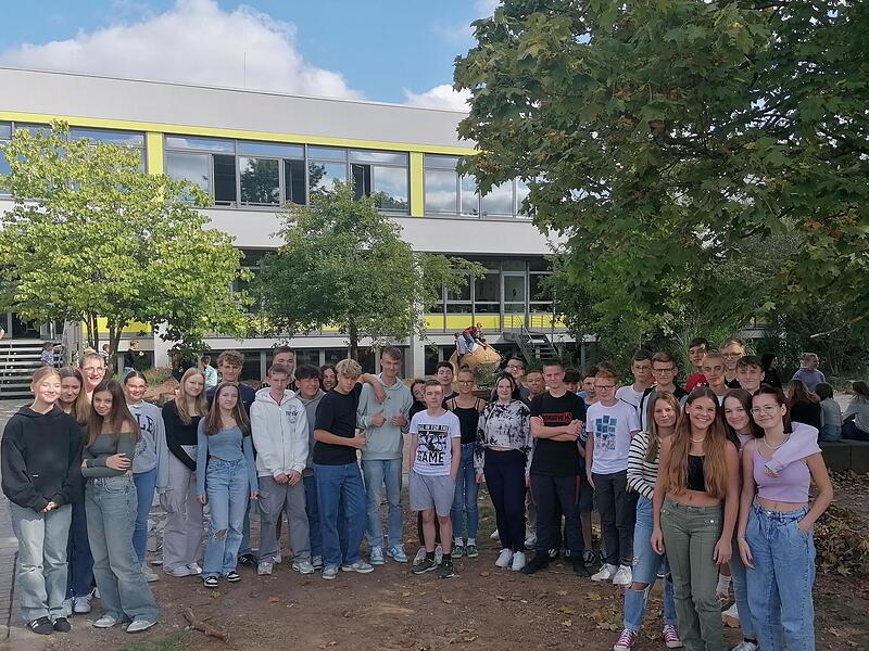 Lange Zeit war das Außengelände der Dr.-Ernst-Schmidt-Realschule Ebern eine Baustelle, dann mussten die Schäden des Hochwassers vom 9. Juli 2021 beseitigt werden. Jetzt ist es Zeit für die Installation einer Außenküche oder eines Grillhäuschens, d...