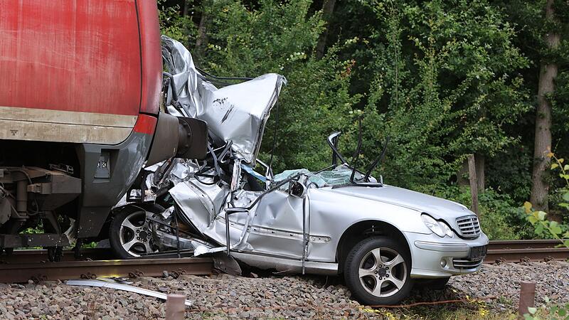 Junge und Mann sterben bei Zusammensto&szlig; von Zug und Auto