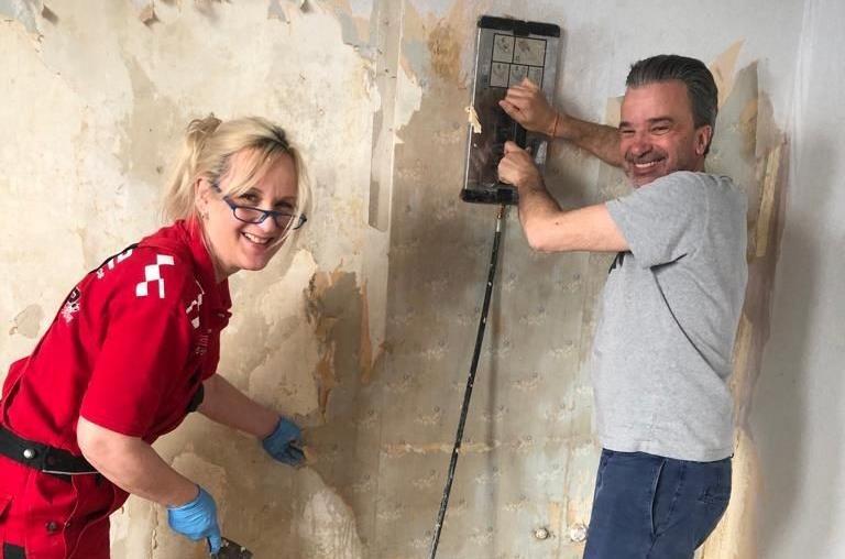 Wer will flei&szlig;ige Handwerker sehen? Der musste zuletzt nur zur Firma W. Schillig gehen. Hier k&uuml;mmern sich Margitta Zimmermann und Stefan Scheurer um eine Wand.