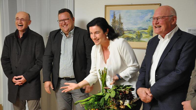 Sie freuen sich (von rechts): Bürgermeister Wolfgang Borst, Bundestagsabgeordnete Dorothee Bär, Borsts künftiger Nachfolger Alexander Bergmann und Landrat Wilhelm Schneider. Sie freuen sich (von rechts): Bürgermeister Wolfgang Borst, Bundestagsabgeordnete Dorothee Bär, Borsts künftiger Nachfolger Alexander Bergmann und Landrat Wilhelm Schneider.