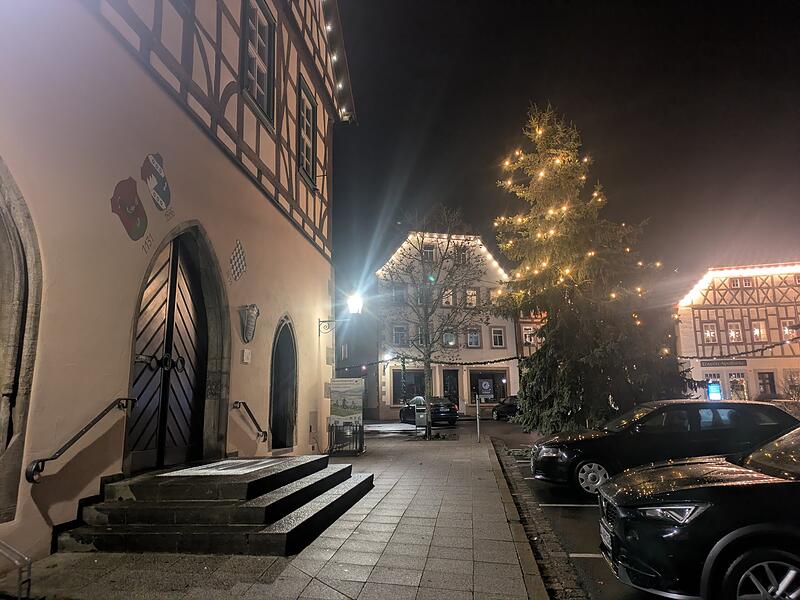 Der Weihnachtsbaum steht allj&auml;hrlich vor dem Rathaus M&uuml;nnerstadt.