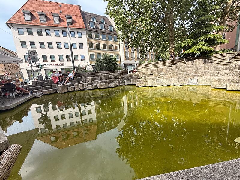 Der Bamberger Brunnen am Obstmarkt zeigt sich immer wieder in einem schlechten Licht.