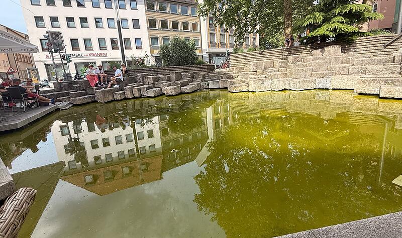 Der Bamberger Brunnen am Obstmarkt zeigt sich immer wieder in einem schlechten Licht.