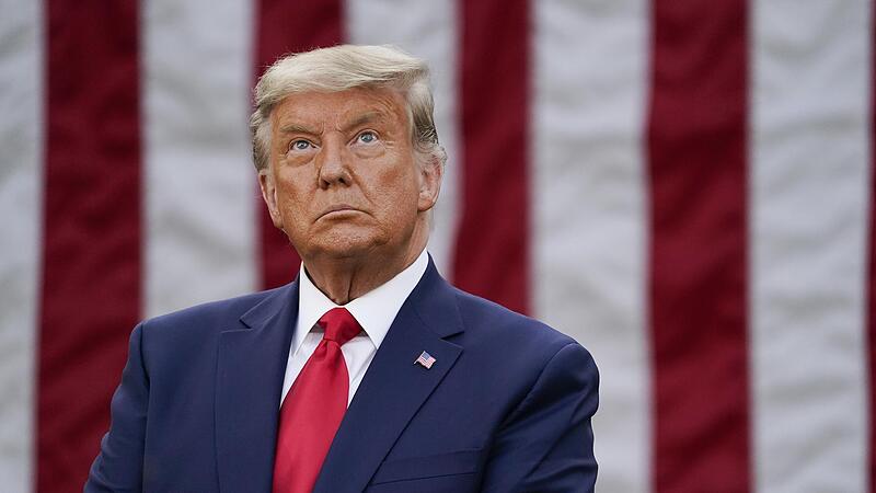 Der frühere US-Präsident Donald Trump irritiert seine Anhänger.