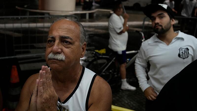 Ein Fan betet für den brasilianischen Fußballstar Pelé vor dem Stadion Vila Belmiro, der Heimat des Fußballclubs Santos FC, in Santos. Die brasilianische Fußball-Legende Pelé ist im Alter von 82 Jahren gestorben. Ein Fan betet für den brasilianischen Fußballstar Pelé vor dem Stadion Vila Belmiro, der Heimat des Fußballclubs Santos FC, in Santos. Die brasilianische Fußball-Legende Pelé ist im Alter von 82 Jahren gestorben.