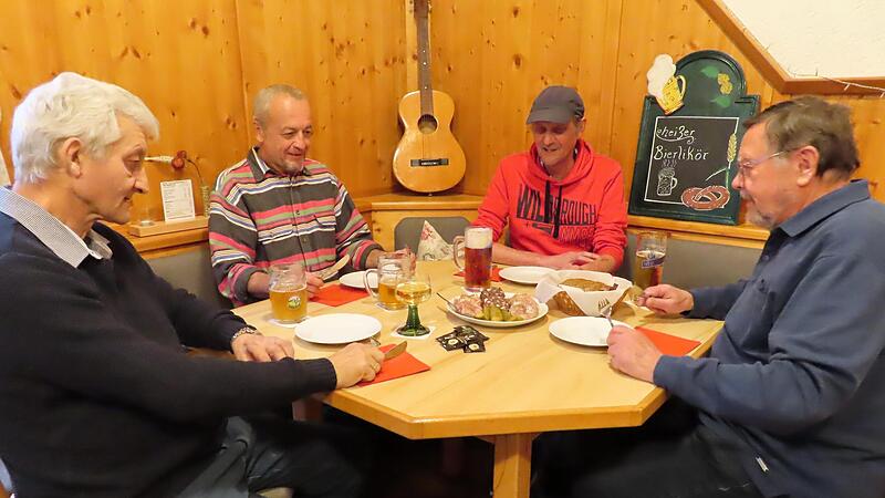 Rainer Schaller, 2. Vorsitzender Ottmar Horn, Vorsitzender Peter H&auml;ublein und Rudi Paul (v.l.) lassen sich eine z&uuml;nftige Brotzeit schmecken.