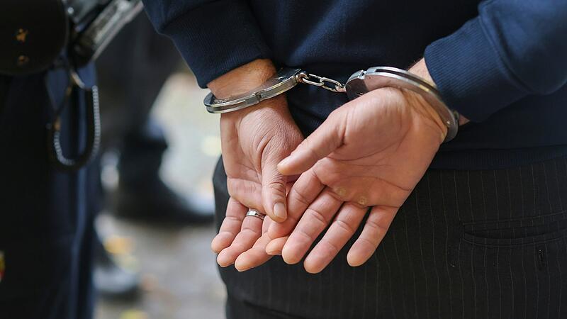 Nach einem blutigen Streit festgenommen: Ein 21-Jähriger soll in einer Kitzinger Gemeinschaftsunterkunft einen anderen Mann schwer verletzt haben. Die Polizei Unterfranken ermittelt wegen versuchter Tötung (Symbolbild).