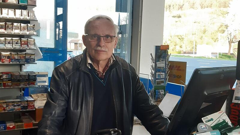 Ein gewohntes Bild: Karl-Heinz Beisel hinter dem Tresen seiner Tankstelle.
