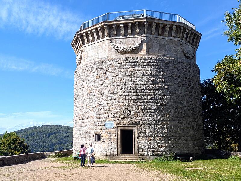 Der ab 1914 auf dem Sinnberg (305 Meter) errichtete 17,4 Meter hohe Bismarckturm