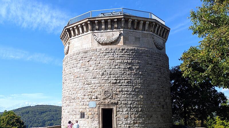 Der ab 1914 auf dem Sinnberg (305 Meter) errichtete 17,4 Meter hohe Bismarckturm