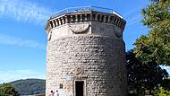 Der ab 1914 auf dem Sinnberg (305 Meter) errichtete 17,4 Meter hohe Bismarckturm