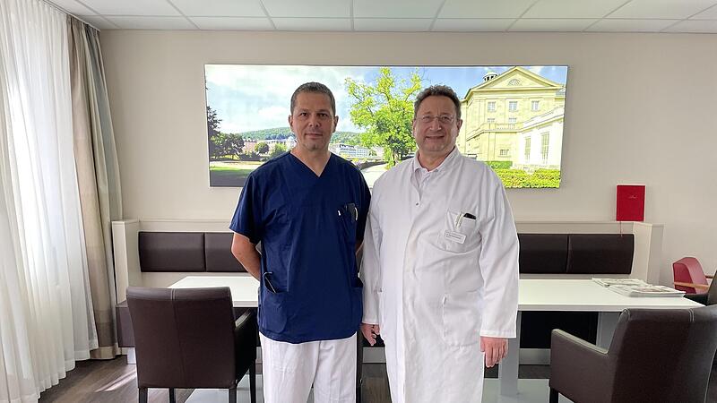 Christoph Steurer ist neu als Oberarzt in der Anästhesie und Intensivmedizin am Helios St. Elisabeth-Krankenhaus Bad Kissingen tätig, rechts Chefarzt Dr. Bernhard Rübsam.