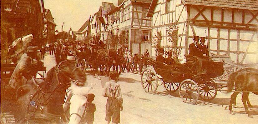 Ein Foto aus der  historischen Sammlung der Familie Hauck zeigt einen Blick in vergangene Zeiten. Hellingen ist  seit jeher ein attraktiver Wohnort.