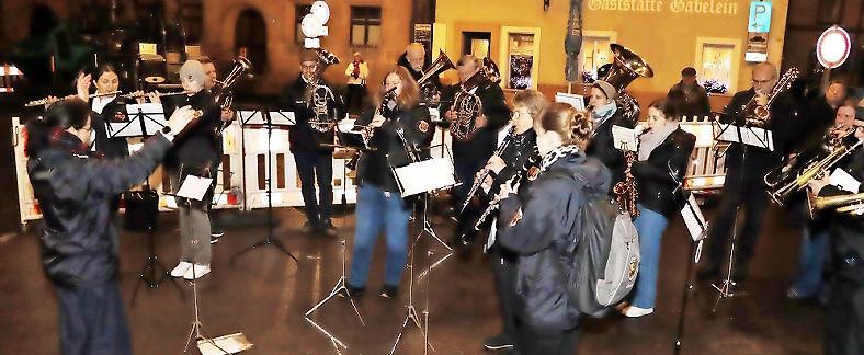 Die Weismainer Blasmusik spielte beim Adventseinläuten. Die Weismainer Blasmusik spielte beim Adventseinläuten.