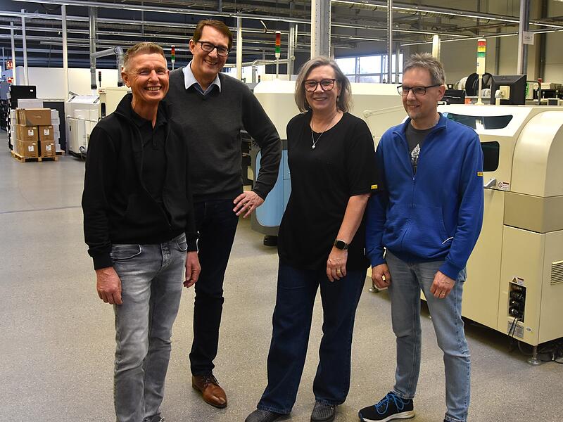 Geschäftsführer Hans Hofmann (2.v.l.) neben Fertigungsleiter Stefan Blank, der wie Karin Hühnlein und Roman Lorenz für zwanzigjährige Treue bei ASSDEV in Forchheim geehrt wurde.Forchheim & Fränkische Schweiz Geschäftsführer Hans Hofmann (2.v.l.) neben Fertigungsleiter Stefan Blank, der wie Karin Hühnlein und Roman Lorenz für zwanzigjährige Treue bei ASSDEV in Forchheim geehrt wurde.